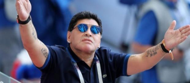 Diego Maradona a lancé de nouvelles invectives contre l'arbitrage lors de Colombie - Angleterre, dernier Huitième de Finale. Diego Maradona a lancé de nouvelles invectives contre l'arbitrage lors de Colombie - Angleterre, dernier Huitième de Finale.