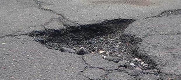 I romani segnano le buche con lo spay I romani segnano le buche con lo spay