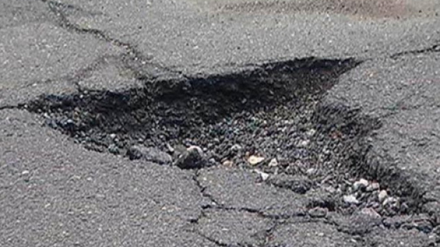 I romani segnano le buche con lo spay