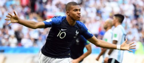 Francia vence a Uruguay 2 a 0 con goles de Verane y Griezmann