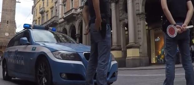 Polizia impegnata in un servizio di controllo Polizia impegnata in un servizio di controllo