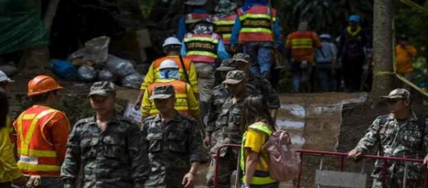 Un sauveteur décède en approvisionnant en oxygène les enfants piégés dans la grotte en Thaïalande Un sauveteur décède en approvisionnant en oxygène les enfants piégés dans la grotte en Thaïalande
