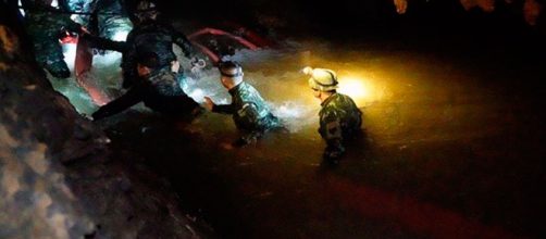 TAILANDIA / Rescatan a 6 de los 12 niños atrapados en la caverna