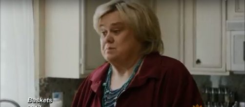 Louie Anderson inhabits his role of mom Christine in 'Baskets' in honor of his own mom. - [CBSThisMorning / YouTube screencap]
