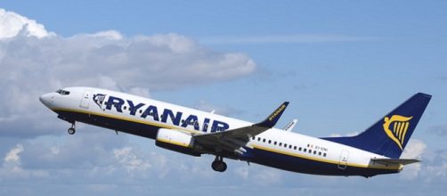 Ryanair, autista albanese rubava gli snack in vendita sul mezzo: rischia il licenziamento