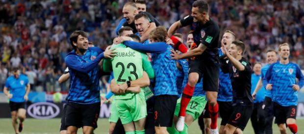 La Croatie a vaincue la Russie aux tirs aux buts et rejoint maintenant le dernier carré de la compétition. La Croatie a vaincue la Russie aux tirs aux buts et rejoint maintenant le dernier carré de la compétition.