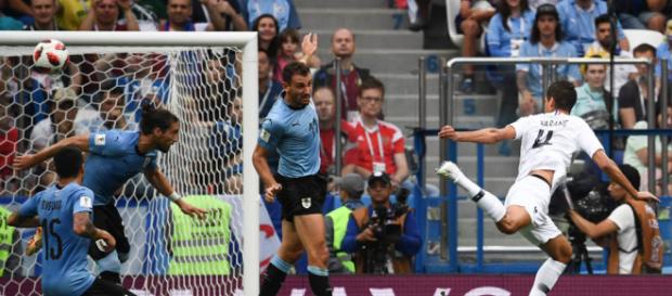 Varane, de cabeça, balançou as redes da Celeste no primeiro tempo Varane, de cabeça, balançou as redes da Celeste no primeiro tempo