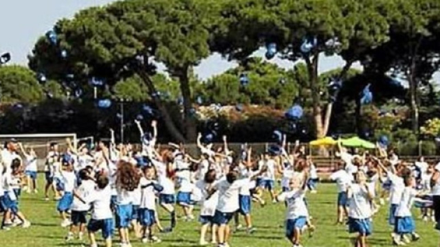 Animatori di un campo estivo prendono a bastonate i bambini