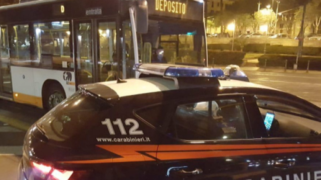 Bengalese tenta di violentare due adolescenti alla fermata del bus.