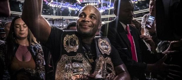 Cormier noquea a Miocic en UFC 226 para hacer historia como doble campeón Cormier noquea a Miocic en UFC 226 para hacer historia como doble campeón