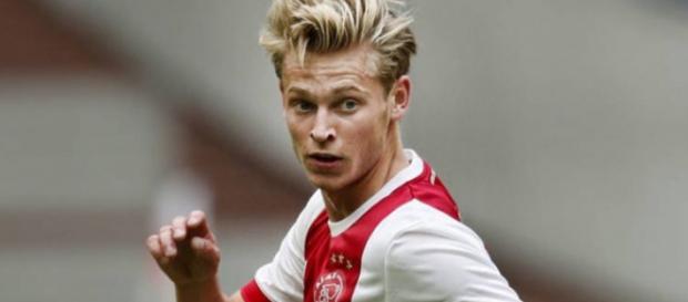 Frenkie de Jong se rapproche de plus en plus du FC Barcelone pendant ce mercato estival. Frenkie de Jong se rapproche de plus en plus du FC Barcelone pendant ce mercato estival.