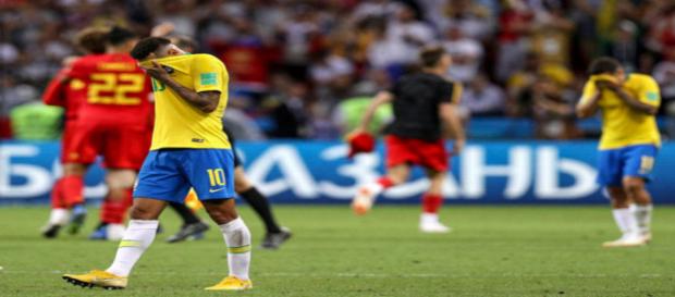 Neymar cobre o rosto após a queda Neymar cobre o rosto após a queda