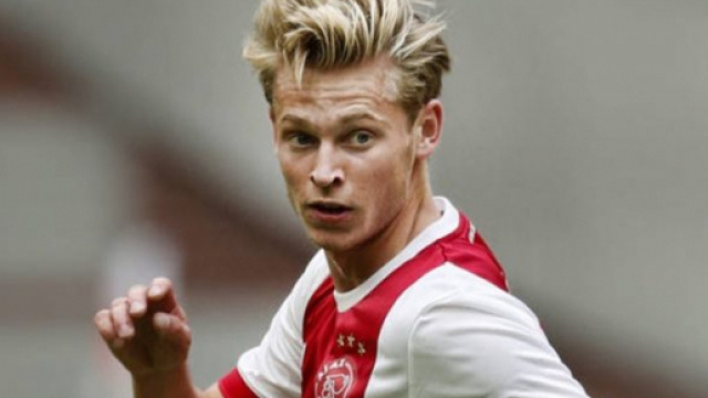 Frenkie de Jong se rapproche de plus en plus du FC Barcelone pendant ce mercato estival.