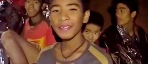 TAILANDIA / Rescatistas hasta ahora han logrado sacar 8 jóvenes de la cueva