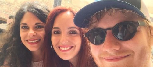 Sole, selfie, amore: Ed Sheeran fa impazzire Panicale - ilmessaggero.it