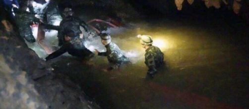 TAILANDIA/ El rescate de los niños atrapados en una cueva se complica por la lluvia