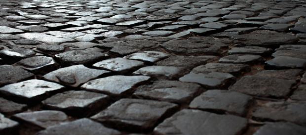 Buche e sampietrini sconnessi in una centrale via di Roma hanno fatto cadere Rino Barillari, re dei paparazzi, che ora chiede i danni al Comune. Buche e sampietrini sconnessi in una centrale via di Roma hanno fatto cadere Rino Barillari, re dei paparazzi, che ora chiede i danni al Comune.