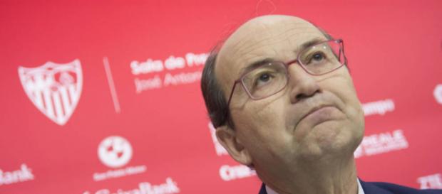 Discusión entre el Presidente de la Federación de Fútbol y el del Sevilla por la Supercopa Discusión entre el Presidente de la Federación de Fútbol y el del Sevilla por la Supercopa