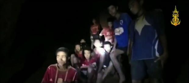 Garotos e treinador de time de futebol estão presos em caverna da Tailândia desde o dia 23 de junho. Garotos e treinador de time de futebol estão presos em caverna da Tailândia desde o dia 23 de junho.