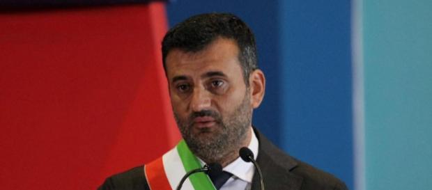 Il sindaco di Bari Antonio Decaro annuncia la sua proposta di legge Il sindaco di Bari Antonio Decaro annuncia la sua proposta di legge