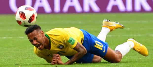 Quedas de Neymar foram ironizadas pela imprensa mundial. Quedas de Neymar foram ironizadas pela imprensa mundial.