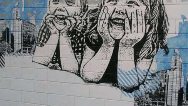 Genitori distratti dalle conversazioni al cellulare durante la guida (Canva)