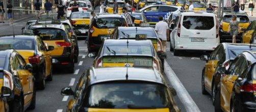 Continúa la huelga de taxistas en Barcelona y parte el gremio se une a la protesta