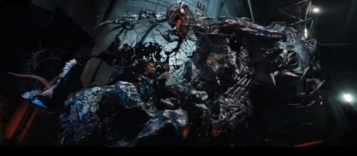 Eddie Brock will fight Riot in the new 'Venom' movie trailer [Image Credit: Sony Pictures Entertainment/YouTube screencap]