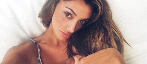 Gossip, Belen Rodriguez posta la foto del figlio con una birra in mano: sul web è bufera.