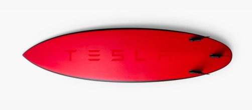 Tesla lanza al mercado una tabla de surf personalizada en los colores rojo y negro mate