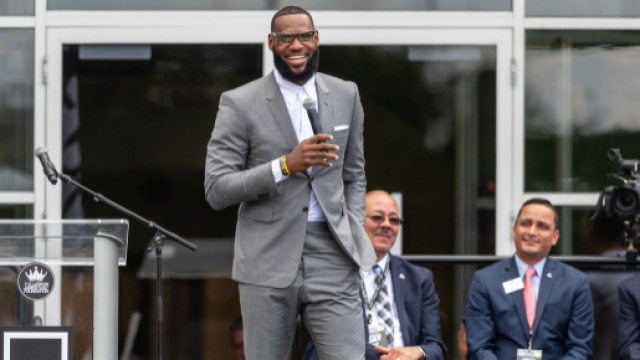 LeBron James apre una scuola pubblica ad Akron.