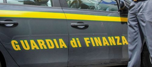 GdF, scoperte case vacanza irregolari, venditori abusivi e fabbriche clandestine.