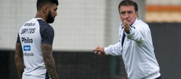 Cuca e Gabriel conversaram em particular após o treino. Cuca e Gabriel conversaram em particular após o treino.