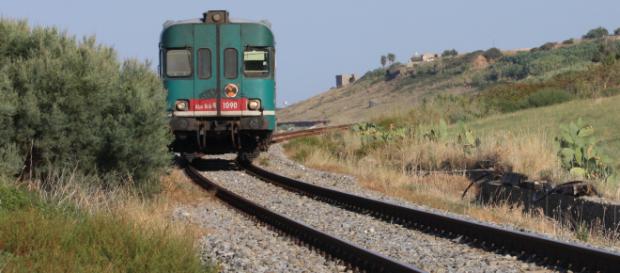 Lungo la ferrovia jonica a binario unico sono morti due bambini investiti da un treno: attraversavano il binario con la mamma per andare a mare. Lungo la ferrovia jonica a binario unico sono morti due bambini investiti da un treno: attraversavano il binario con la mamma per andare a mare.
