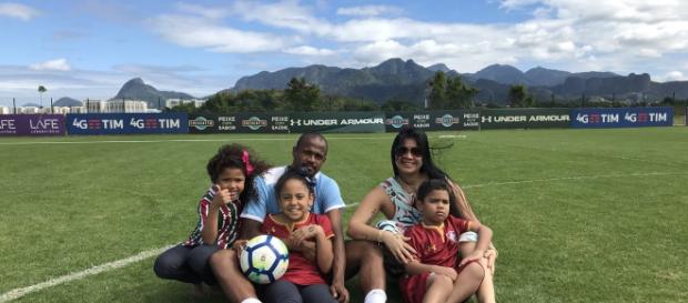 Aírton com esposa e filhos durante o treino do Fluminense neste domingo (Foto: Reprodução/Twitter) Aírton com esposa e filhos durante o treino do Fluminense neste domingo (Foto: Reprodução/Twitter)