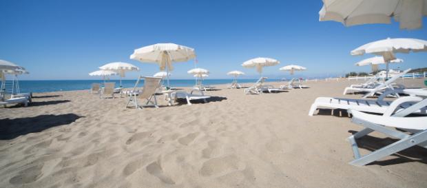 Paestum, tragedia in spiaggia: muore per un malore Paestum, tragedia in spiaggia: muore per un malore