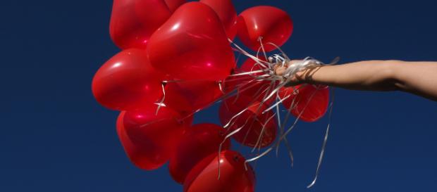 Una mamma inglese è rimasta paralizzata dopo aver gonfiato palloncini per la festa del figlio con ossido di azoto. Una mamma inglese è rimasta paralizzata dopo aver gonfiato palloncini per la festa del figlio con ossido di azoto.