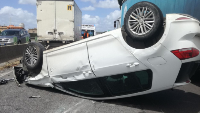 Nettuno, auto si ribalta: muore bimba di 8 anni (in foto un'auto ribaltata)