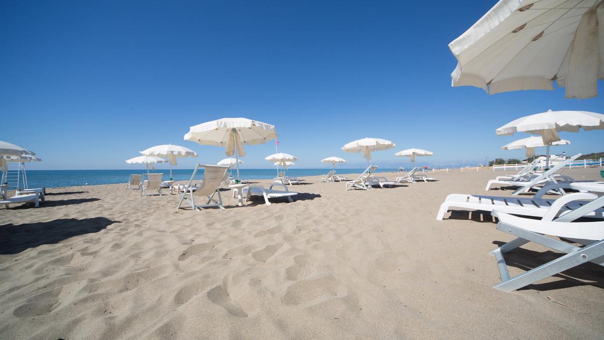 Tragedia In Spiaggia A Paestum Un Uomo Accusa Un Malore E Muore