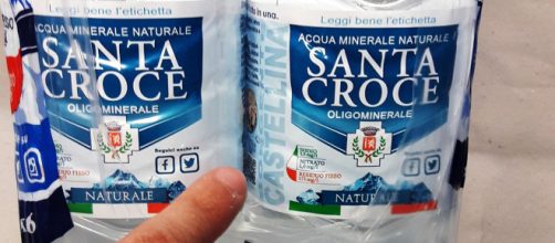 Richiamo acqua Santa Croce: lotto di bottiglie pericoloso per la salute