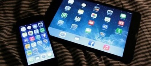 Smartphone, tablet e pc: la luce blu uccide l'occhio