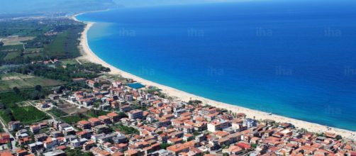 Sparatoria in spiaggia a Nicotera Marina (Vibo Valentia): uomo ucciso da un killer.