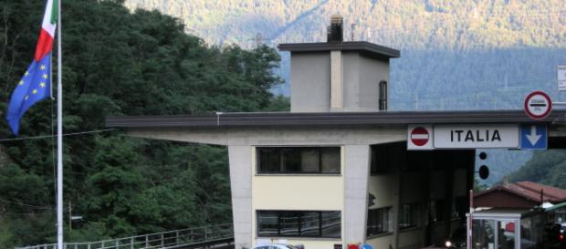 Dà un passaggio a due stranieri, condannato per favoreggiamento di immigrazione clandestina Dà un passaggio a due stranieri, condannato per favoreggiamento di immigrazione clandestina