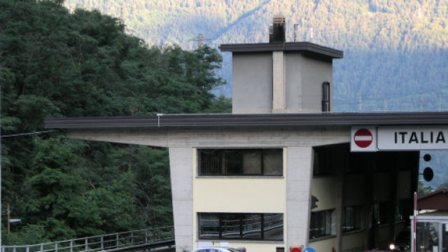 Dà un passaggio a due stranieri, condannato per favoreggiamento di immigrazione clandestina