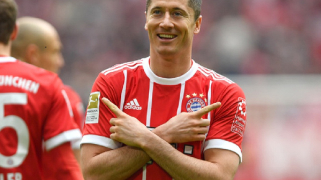 L'eroe polacco, devastante con la sua tripletta