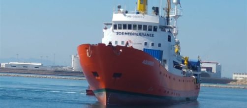 El Aquarius solicita un puerto para desembarcar a 141 migrantes