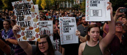 Más de 600 personas protestan en EEUU contra el supremacismo blanco