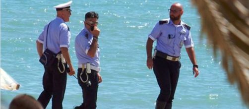 Pesaro, rom spacca lettini e si denuda in spiaggia - Leggo.it