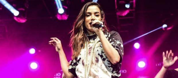 Forma como Anitta trata os fãs após espetáculo é criticada Forma como Anitta trata os fãs após espetáculo é criticada