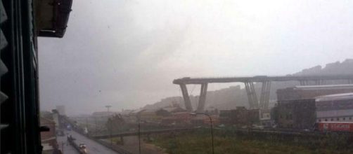 Ciò che resta del viadotto Morandi a Genova, pochi istanti dopo il crollo di oggi.